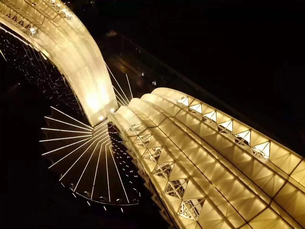 南宁国际会展中心三期裙房膜结构工程：膜展开面积约8500平方米，已于2018年7月份完工