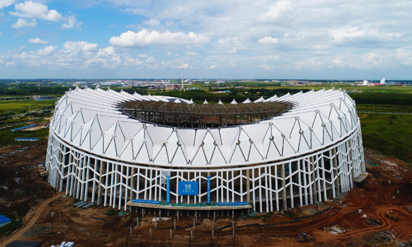 长春奥体公园体育场索膜结构工程，膜展开面积约61400平方米，已于2017年10月竣工